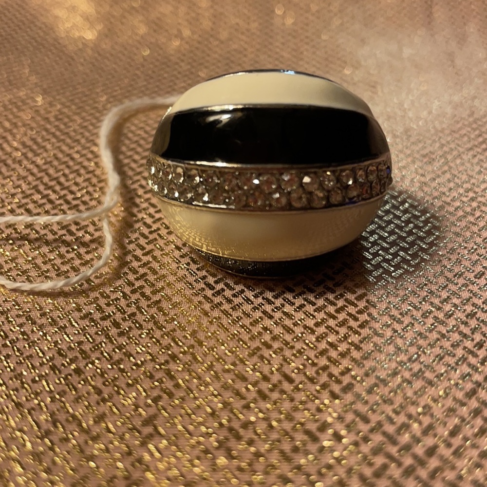 New without tags-ring stretching band black and white